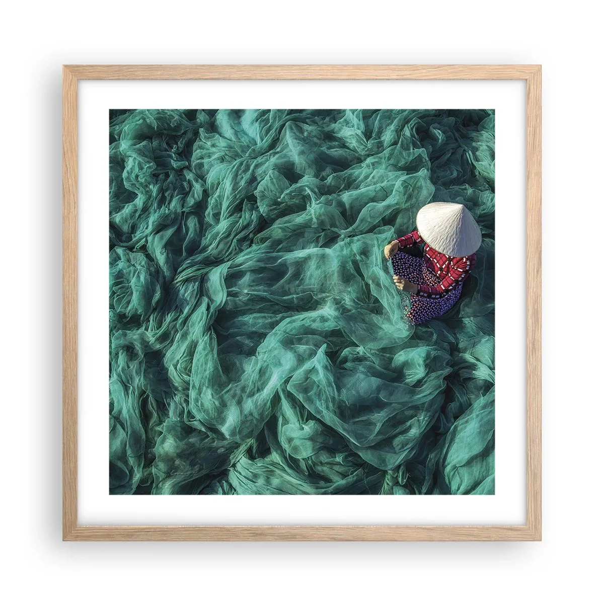 Een poster in een licht eiken lijst - In een zee van netten - 50x50 cm