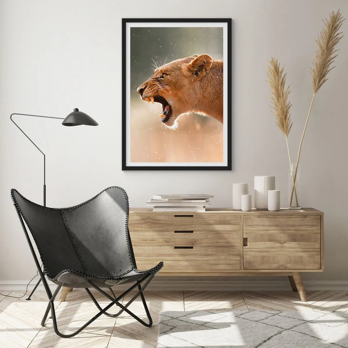 Poster in een zwarte lijst - Close-up van een woedende leeuwin in volle beweging - 50x70cm - Probeer niet te luisteren - Moderne wanddecoratie voor woonkamer en slaapkamer ARTTOR
