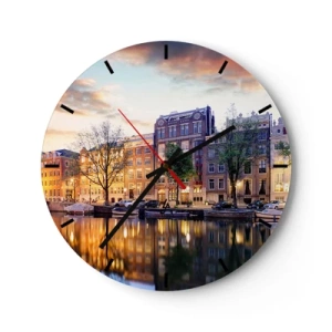 Wandklok - Klok - Een schilderachtig uitzicht op de huurkazernes en het kanaal bij zonsondergang - 30x30cm - Ingetogen en serene Nederlandse schoonheid - Moderne wanddecoratie voor woonkamer, keuken en slaapkamer ARTTOR