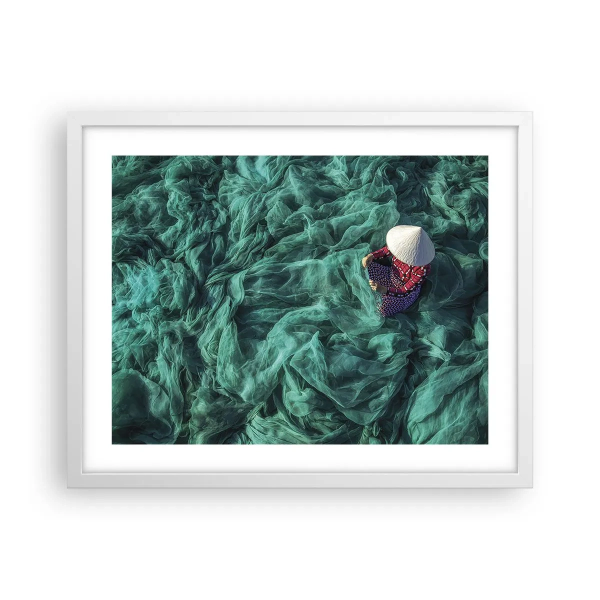Poster in een witte lijst - In een zee van netten - 50x40 cm
