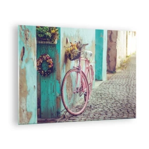 Schilderen op glas - Een roze fiets staat tegen een muur met bloemen in manden, tegen een pastelkleurige achtergrond. - 70x50cm - Ben zo terug - Moderne wanddecoratie voor woonkamer en slaapkamer ARTTOR