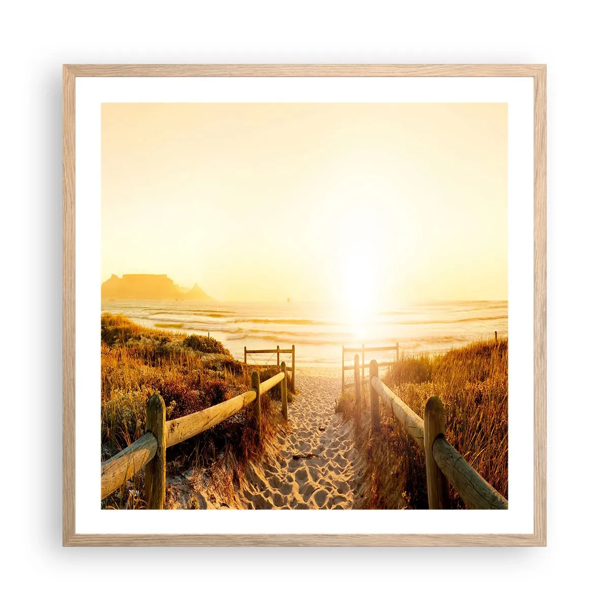 Een poster in een licht eiken lijst - Over het duin, richting de zon - 60x60 cm