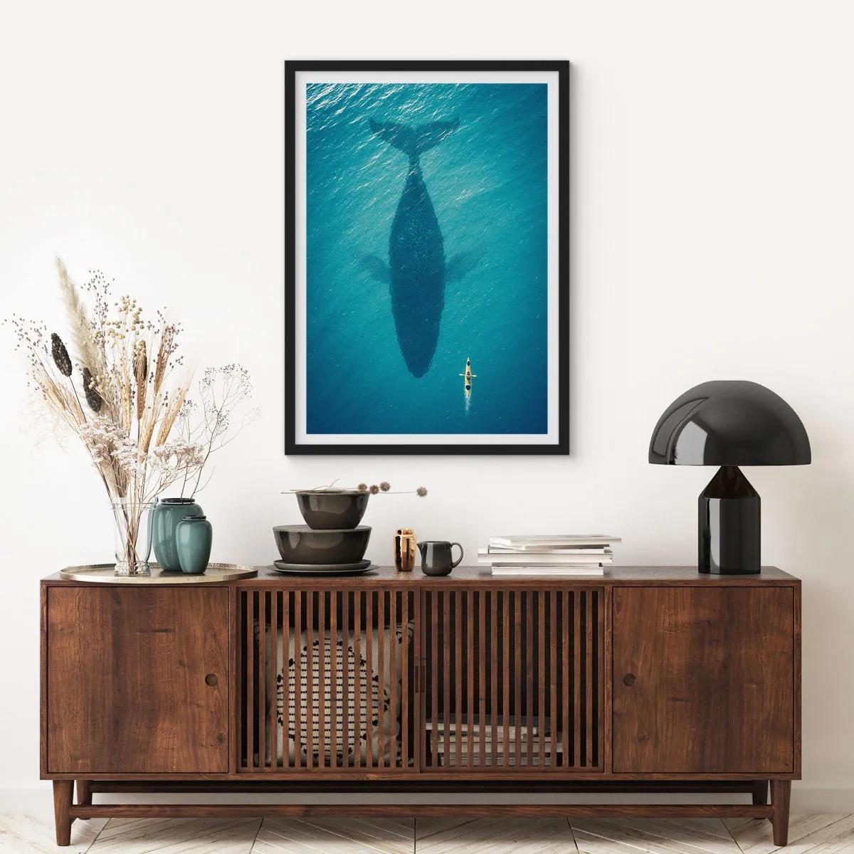 Poster in een zwarte lijst - Kajakken op het water boven de schaduw van een enorme walvis - 50x70cm - Ontmoeting aan de oceaan - Moderne wanddecoratie voor woonkamer en slaapkamer ARTTOR