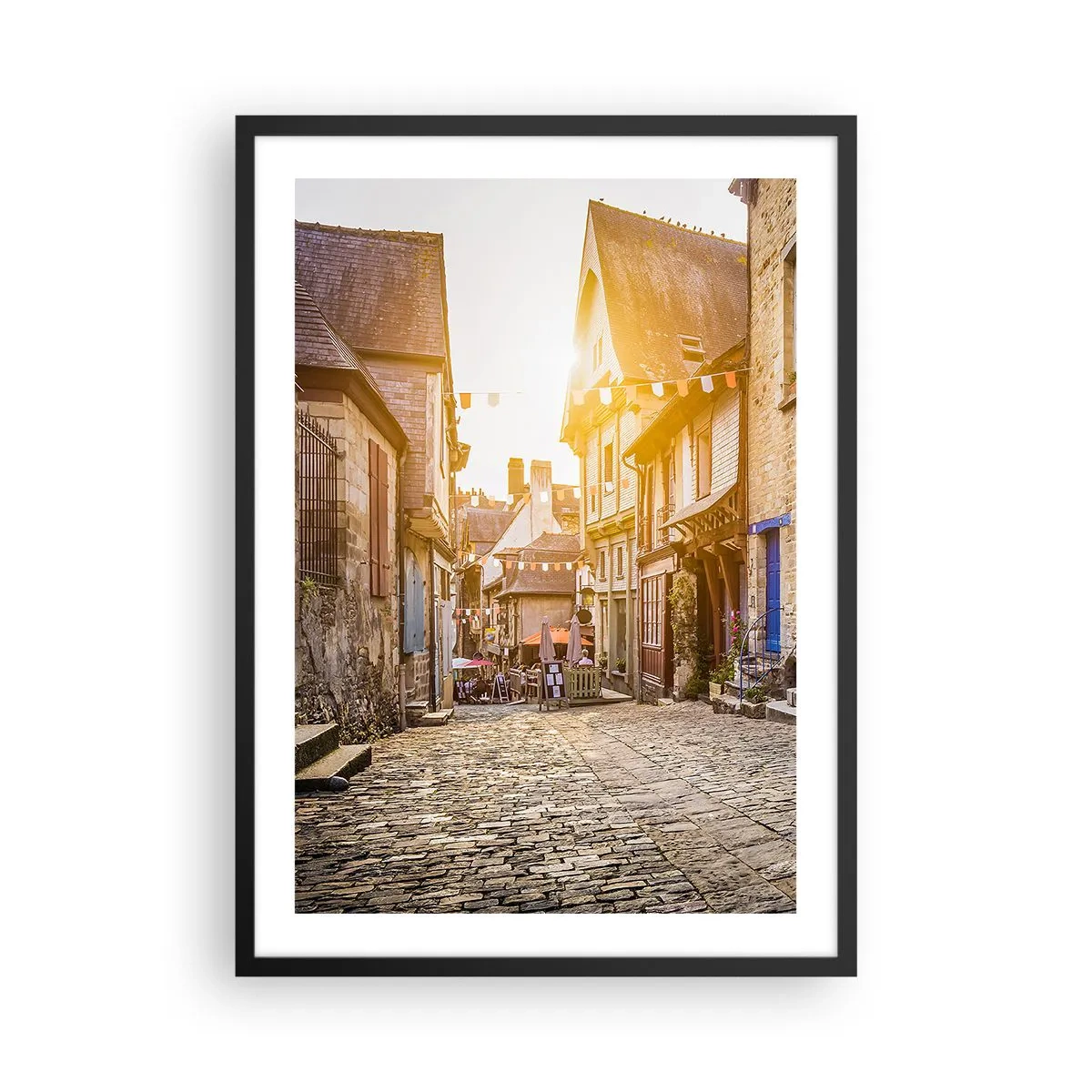 Poster in een zwarte lijst - Een charmante straat met huurkazernes in de stralen van de ondergaande zon - 50x70cm - De witte geest van het stadje - Moderne wanddecoratie voor woonkamer en slaapkamer ARTTOR