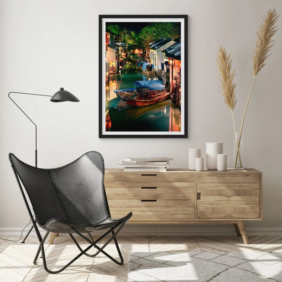 Poster in een zwarte lijst - Een waterkanaal met boten, omringd door traditionele gebouwen 's nachts - 50x70cm - Een avond op een Chinese straat - Moderne wanddecoratie voor woonkamer en slaapkamer ARTTOR