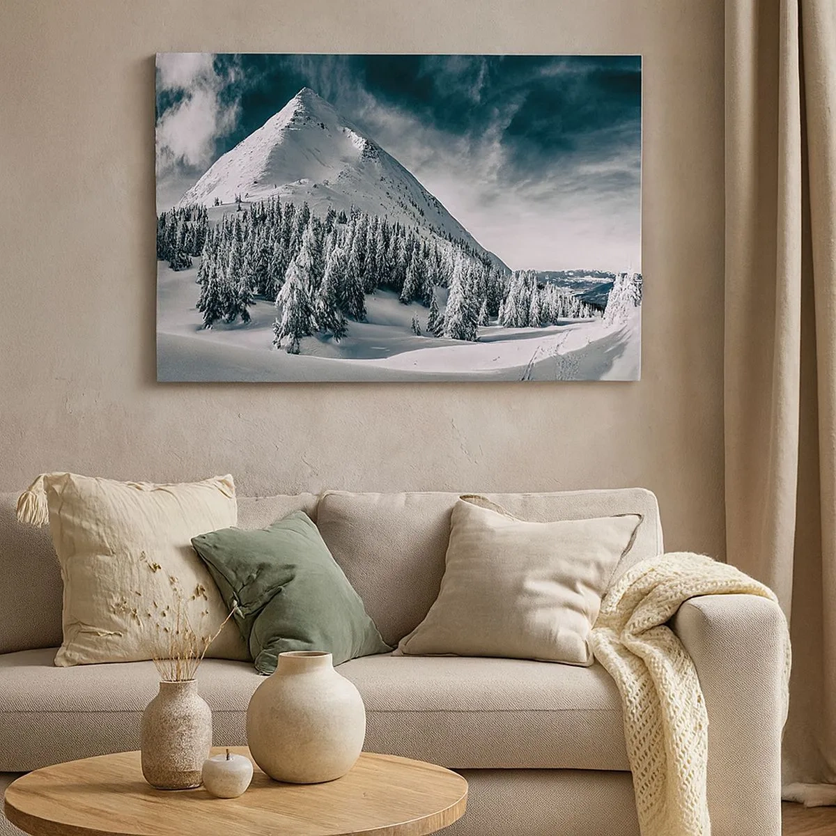 Schilderen op canvas - Een met sneeuw bedekte bergtop omgeven door een winterbos - 70x50cm - Het land van sneeuw en ijs - Moderne wanddecoratie voor woonkamer en slaapkamer ARTTOR
