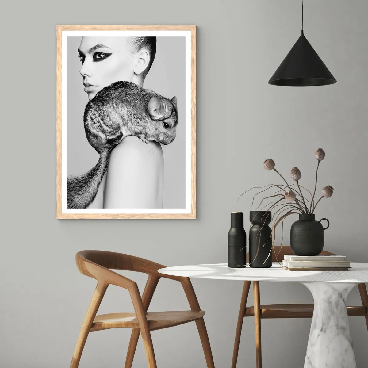 Een poster in een licht eiken lijst - Dame met een chinchilla - 70x100 cm