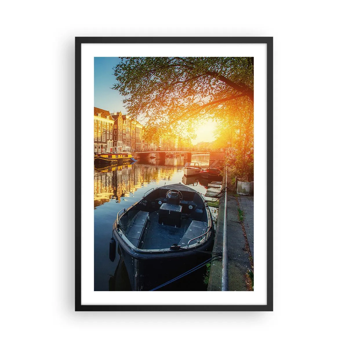 Poster in een zwarte lijst - Kanaal met boot bij zonsondergang - 50x70cm - Ochtend in Amsterdam - Moderne wanddecoratie voor woonkamer en slaapkamer ARTTOR