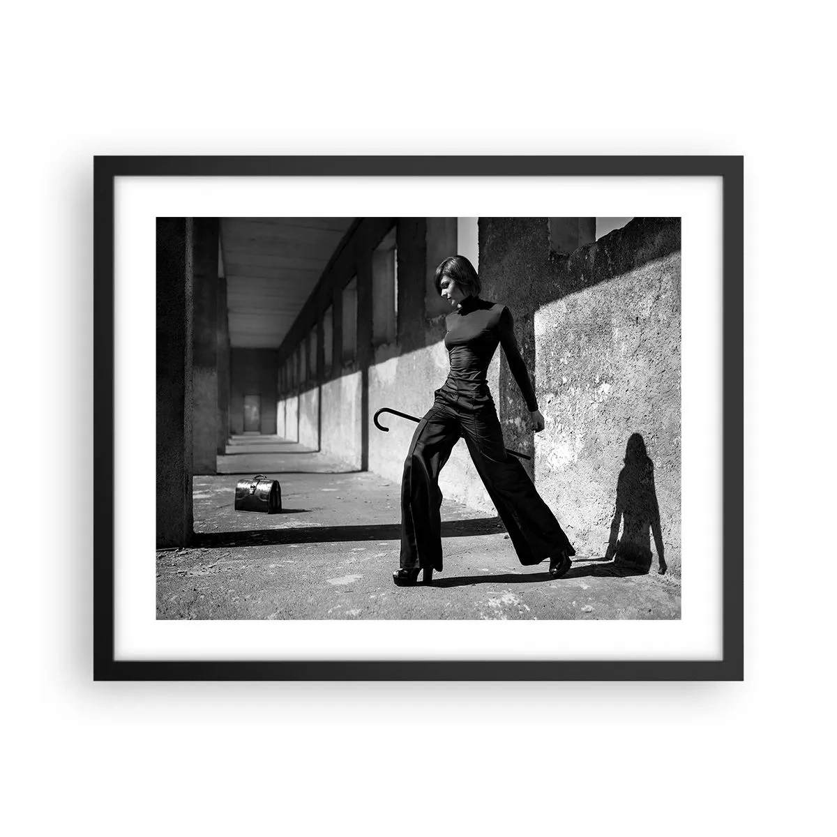 Poster in een zwarte lijst -   Stedelijke elegantie - 50x40 cm