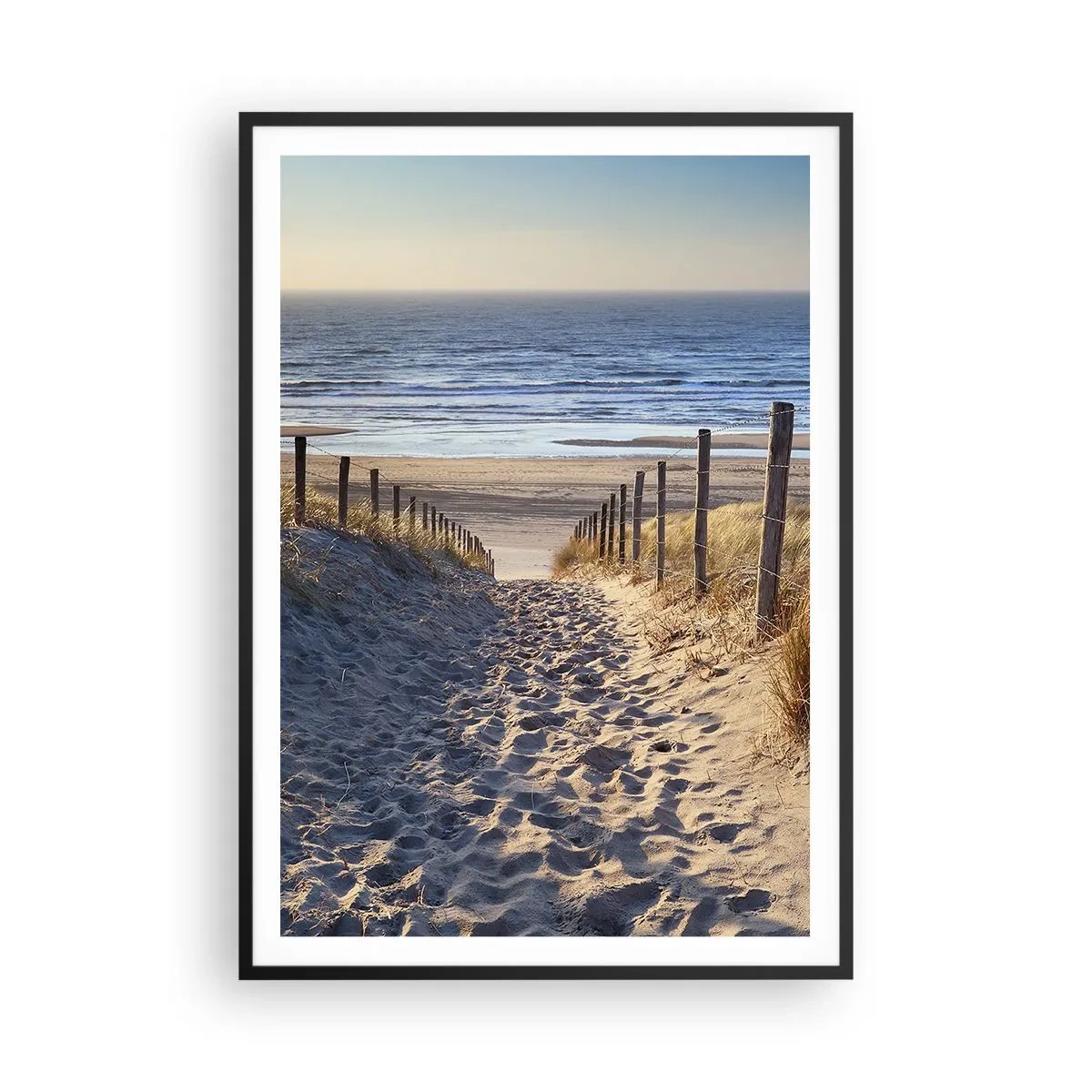 Poster in een zwarte lijst - Het geluid van de zee, het zingen van vogels, een wild strand tussen het gras... - 70x100 cm