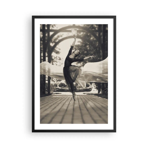 Poster in een zwarte lijst - Een danseres in etherische beweging in een tuinomgeving - 50x70cm - De dans van de tuingeest - Moderne wanddecoratie voor woonkamer en slaapkamer ARTTOR