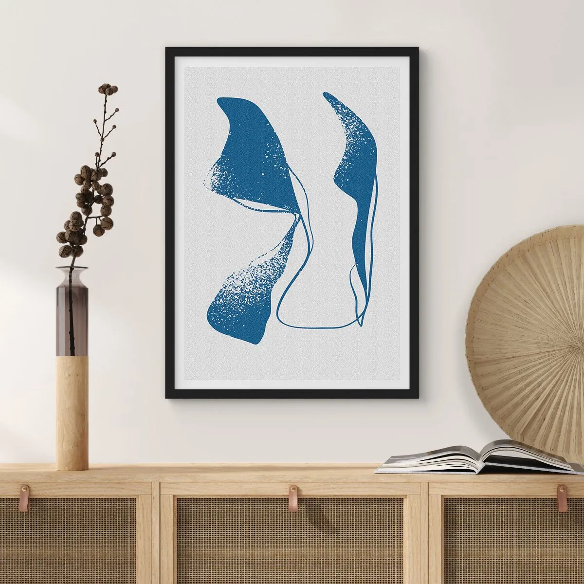 Poster in een zwarte lijst - Abstracte vormen in blauwtinten op een lichte achtergrond - 50x70cm - Gevleugelde abstractie - Moderne wanddecoratie voor woonkamer en slaapkamer ARTTOR