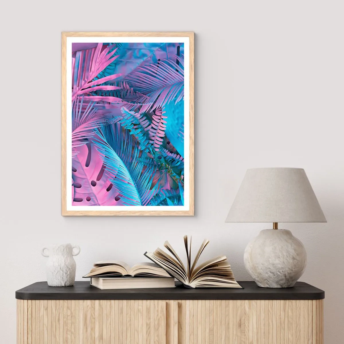 Een poster in een licht eiken lijst - Tropen in roze en blauw - 61x91 cm