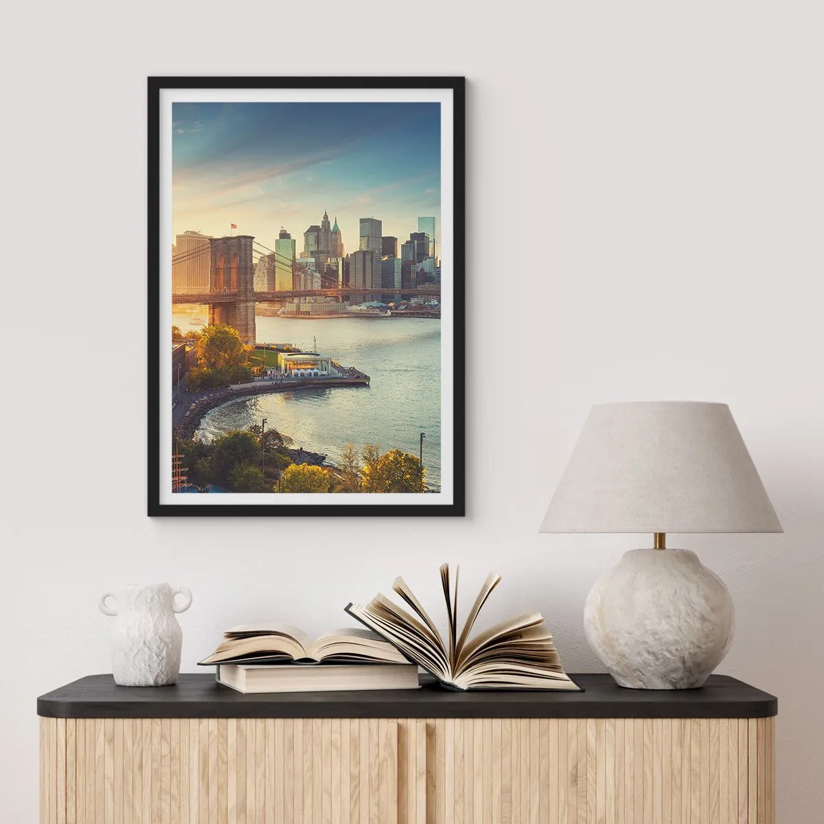 Poster in een zwarte lijst - Brooklyn Bridge en de skyline van Manhattan bij zonsondergang - 50x70cm - Dageraad in de grote stad - Moderne wanddecoratie voor woonkamer en slaapkamer ARTTOR