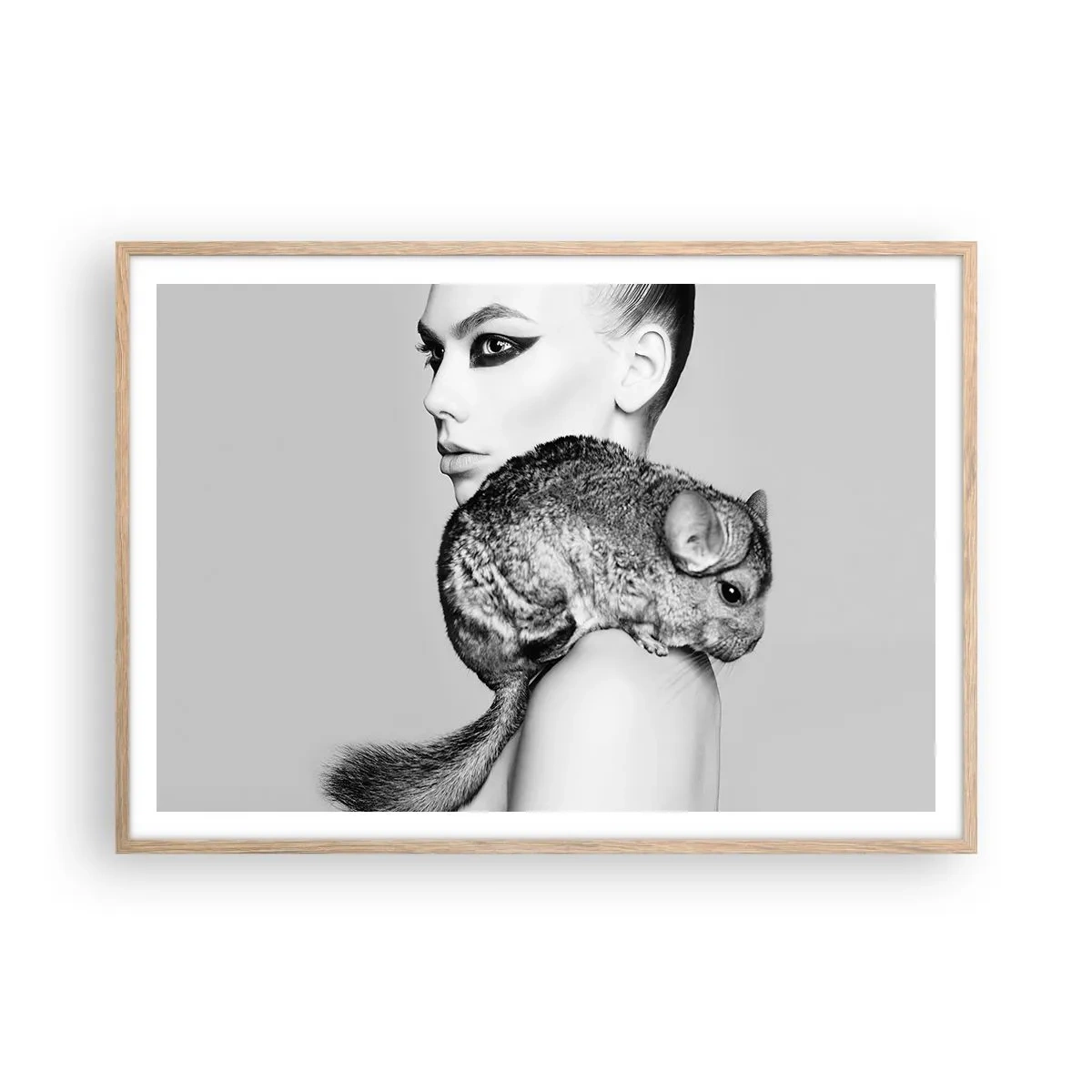Een poster in een licht eiken lijst - Dame met een chinchilla - 100x70 cm