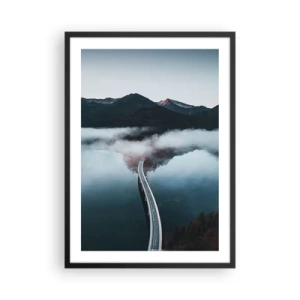 Poster in een zwarte lijst - Een brug over een rustig meer, met de bergen op de achtergrond weerspiegeld. - 50x70cm - Over water zo glad als een spiegel - Moderne wanddecoratie voor woonkamer en slaapkamer ARTTOR