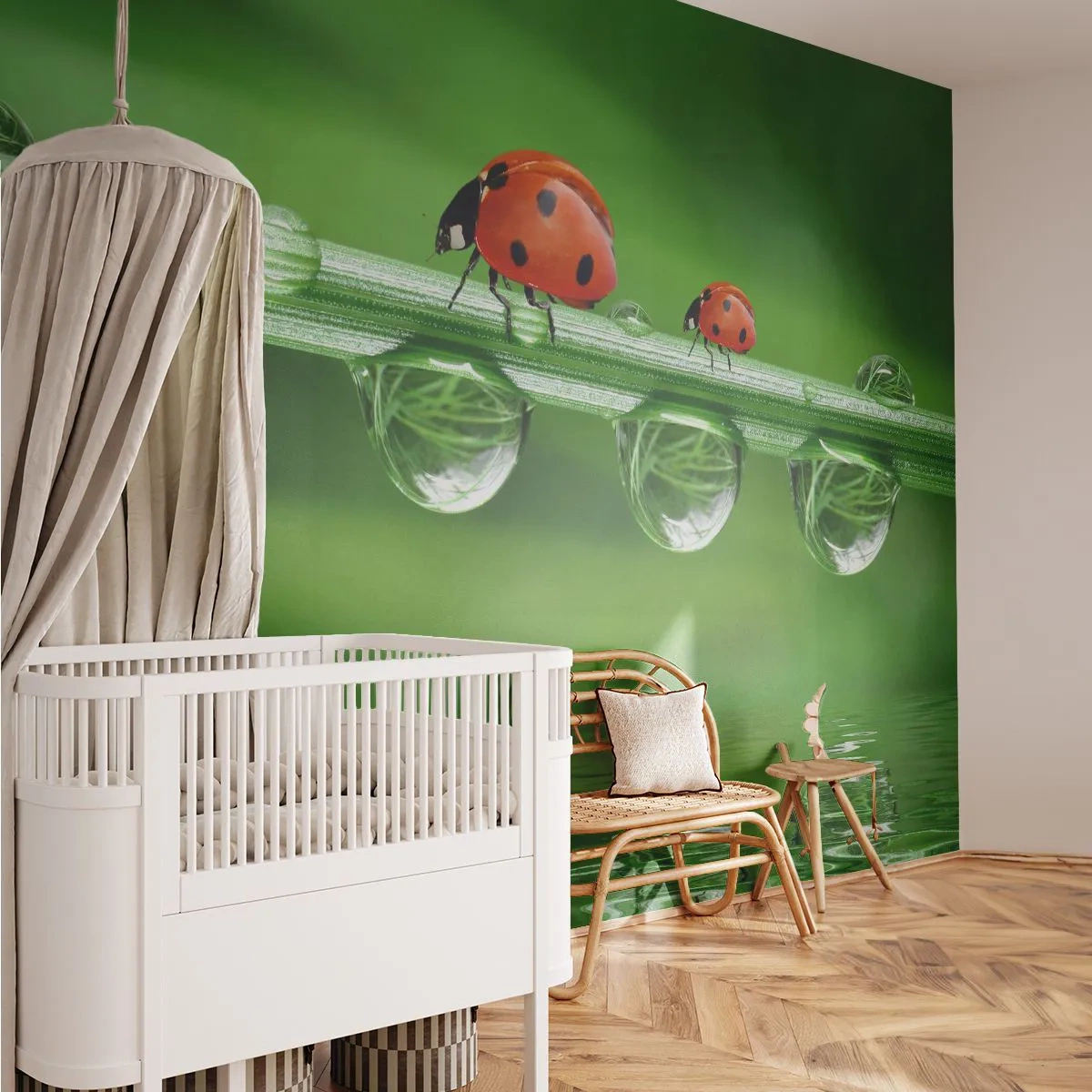 Fotobehang Premium Canvas - De hele zomer onderweg - Lieveheersbeestje, Een druppel water, Natuur - 400x280 cm