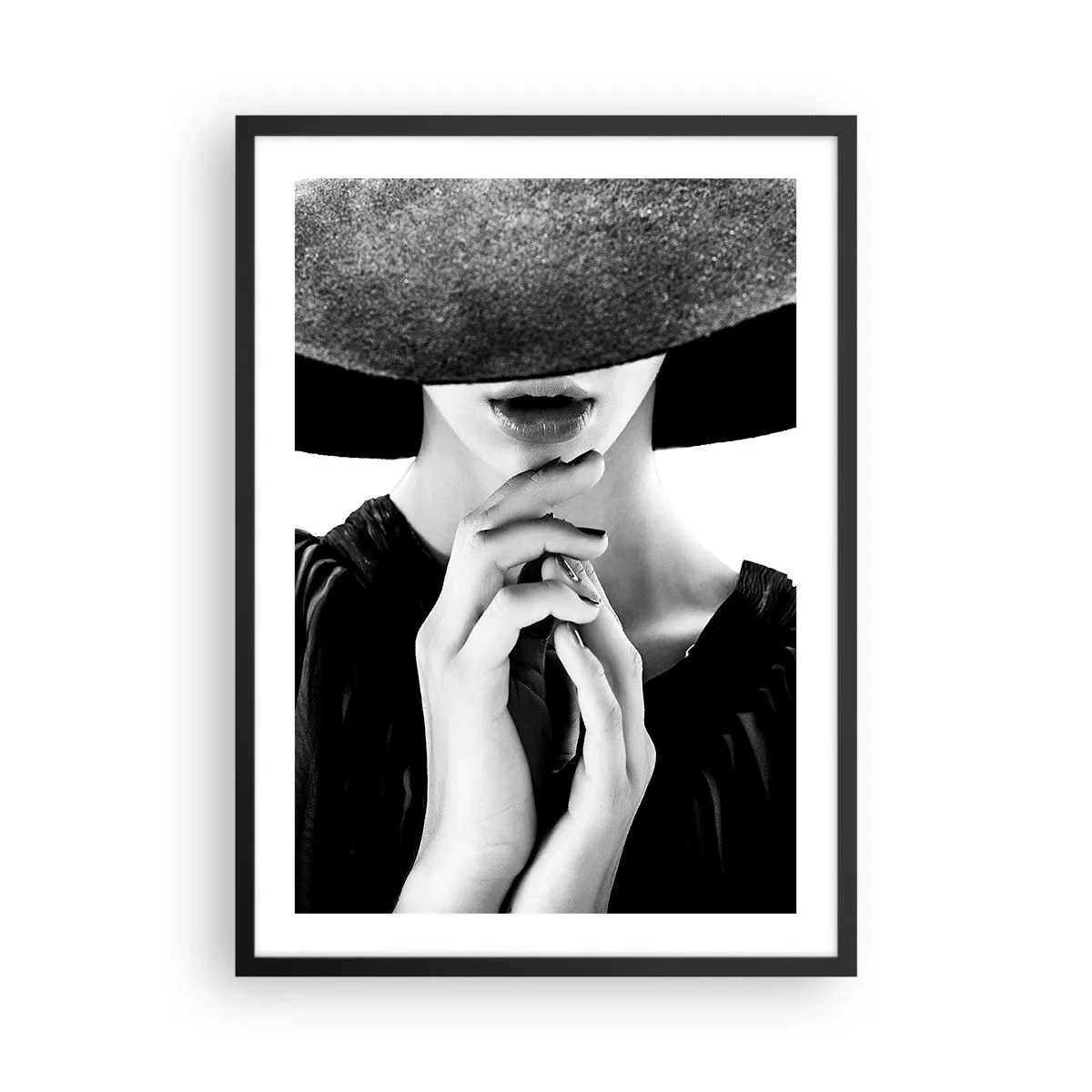 Poster in een zwarte lijst - Zwart-witportret van een vrouw met een hoed en een bedekt gezicht - 50x70cm - Verborgen schoonheid - Moderne wanddecoratie voor woonkamer en slaapkamer ARTTOR