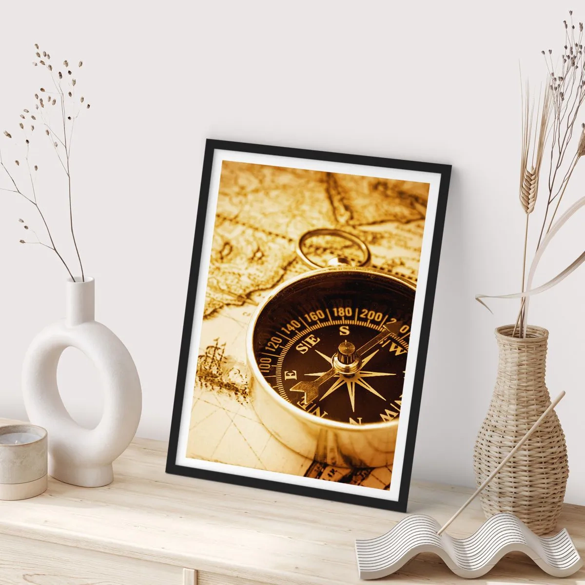 Poster in een zwarte lijst - Een kompas op een sepia-getinte kaartachtergrond - 50x70cm - Oost of west? - Moderne wanddecoratie voor woonkamer en slaapkamer ARTTOR