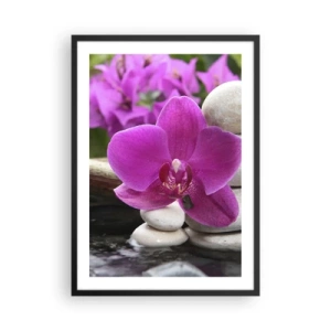 Poster in een zwarte lijst - Een paarse orchidee tegen een achtergrond van stenen in een harmonieuze opstelling - 50x70cm - Je bent al aan het rusten - Moderne wanddecoratie voor woonkamer en slaapkamer ARTTOR