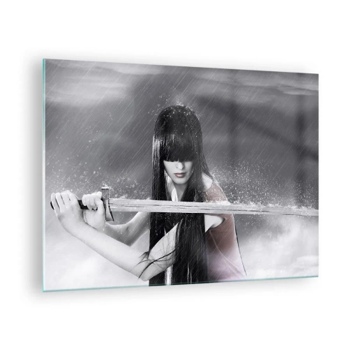 Schilderen op glas - Een vrouw met een zwaard in de regen op een monochrome achtergrond. - 70x50cm - Mooi en gevaarlijk - Moderne wanddecoratie voor woonkamer en slaapkamer ARTTOR