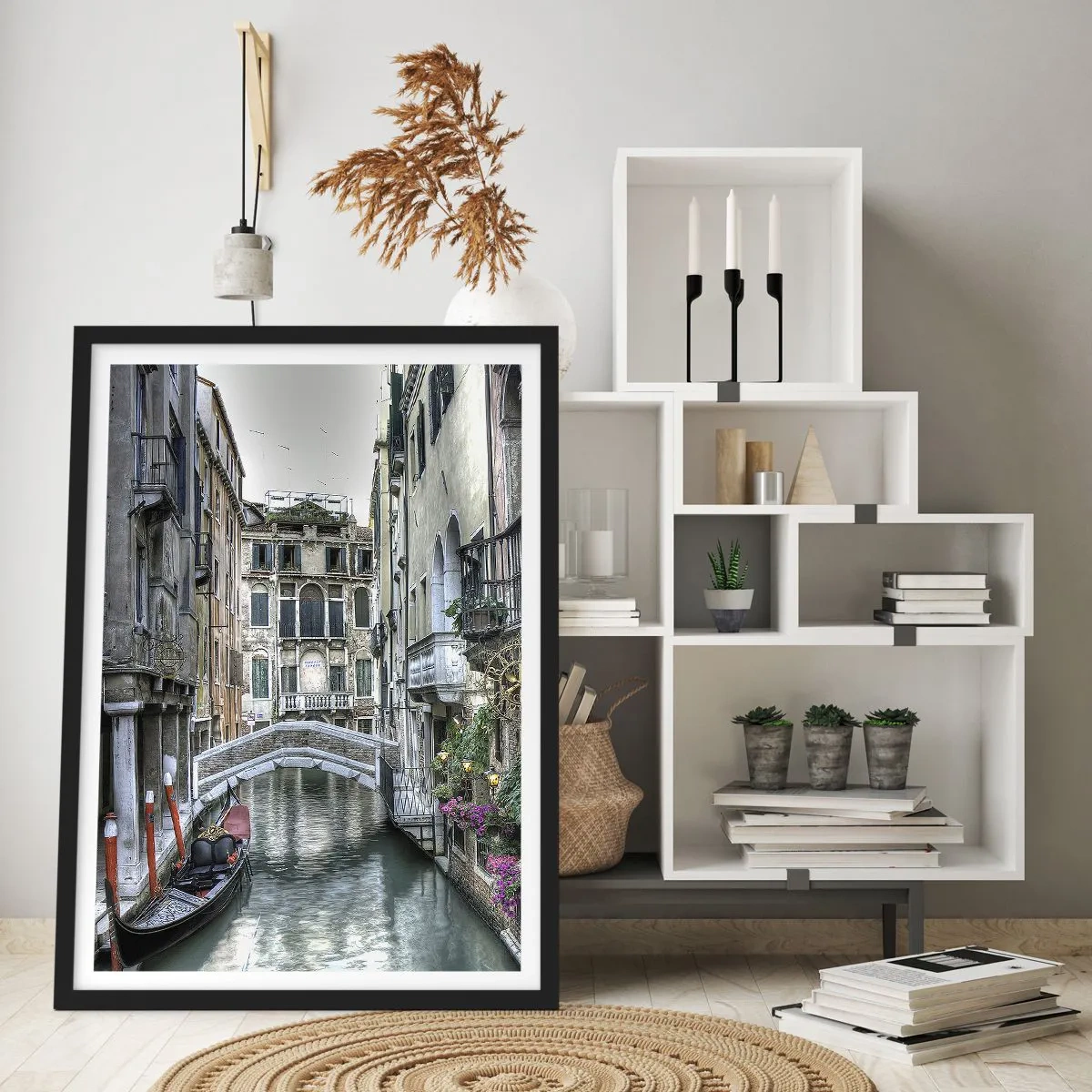 Poster in een zwarte lijst - Een kanaal in Venetië met een gondel en een brug op de achtergrond - 50x70cm - Eeuwenlang in stille reflectie - Moderne wanddecoratie voor woonkamer en slaapkamer ARTTOR