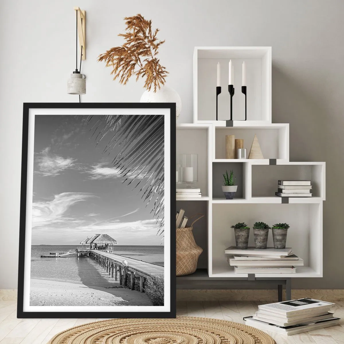 Poster in een zwarte lijst - Zwart-wit landschap met een pier boven een kalme zee - 50x70cm - Herinnering of droom? - Moderne wanddecoratie voor woonkamer en slaapkamer ARTTOR