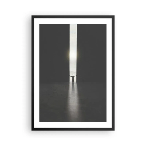 Poster in een zwarte lijst - Een man staat in het licht van een scheur in een donkere omgeving - 50x70cm - Een stap naar een mooie toekomst - Moderne wanddecoratie voor woonkamer en slaapkamer ARTTOR