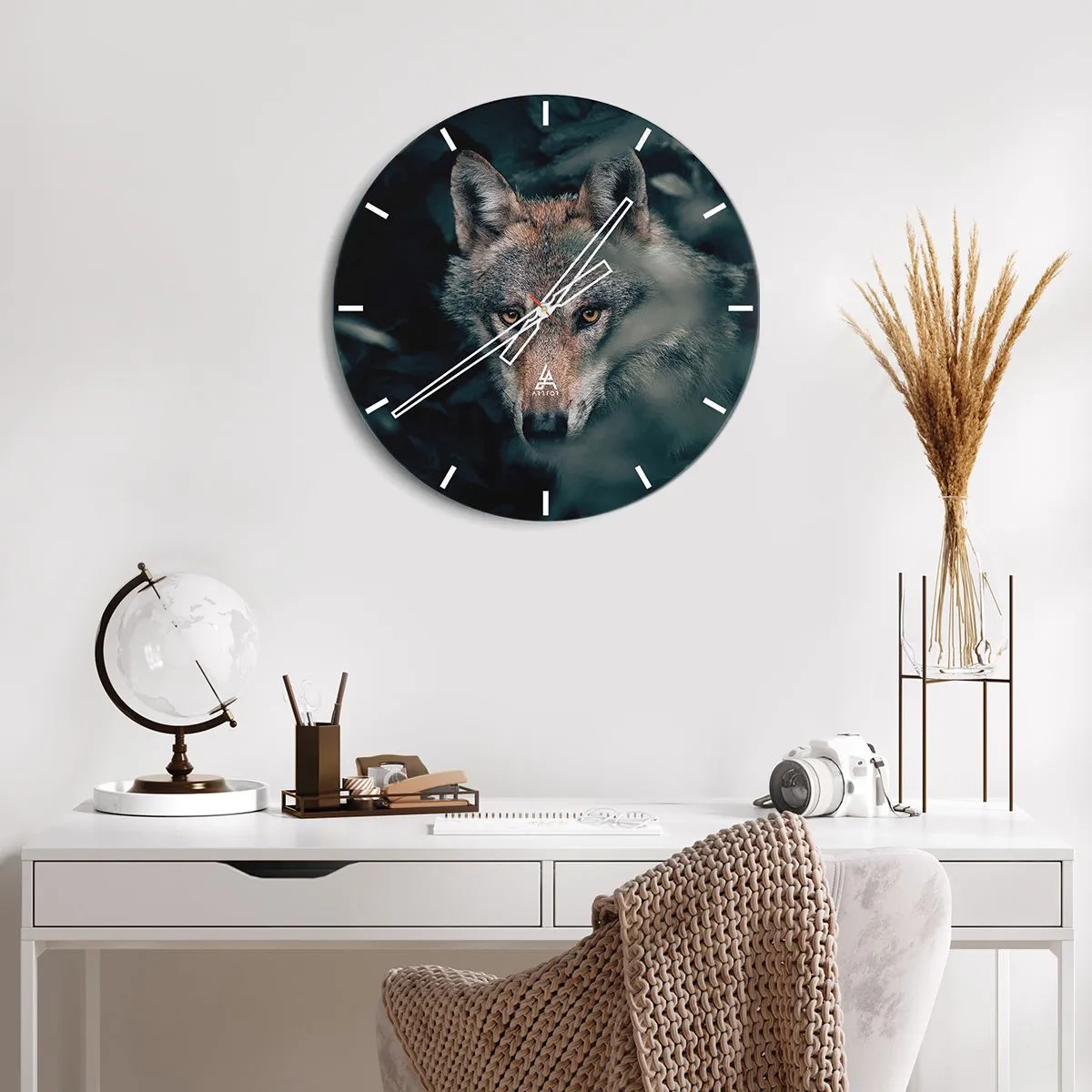 Wandklok - Klok - Een wolf met een intense blik tegen de achtergrond van een donker bos - 30x30cm - Jager - Moderne wanddecoratie voor woonkamer, keuken en slaapkamer ARTTOR