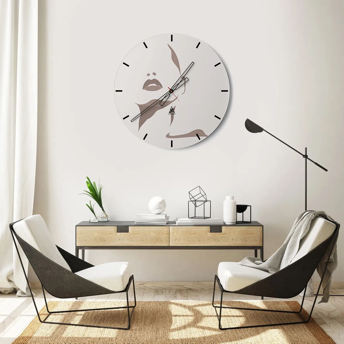 Wandklok - Klok - Een minimalistisch portret van een vrouw in beige tinten. - 30x30cm - Gemaakt van licht en schaduw - Moderne wanddecoratie voor woonkamer, keuken en slaapkamer ARTTOR