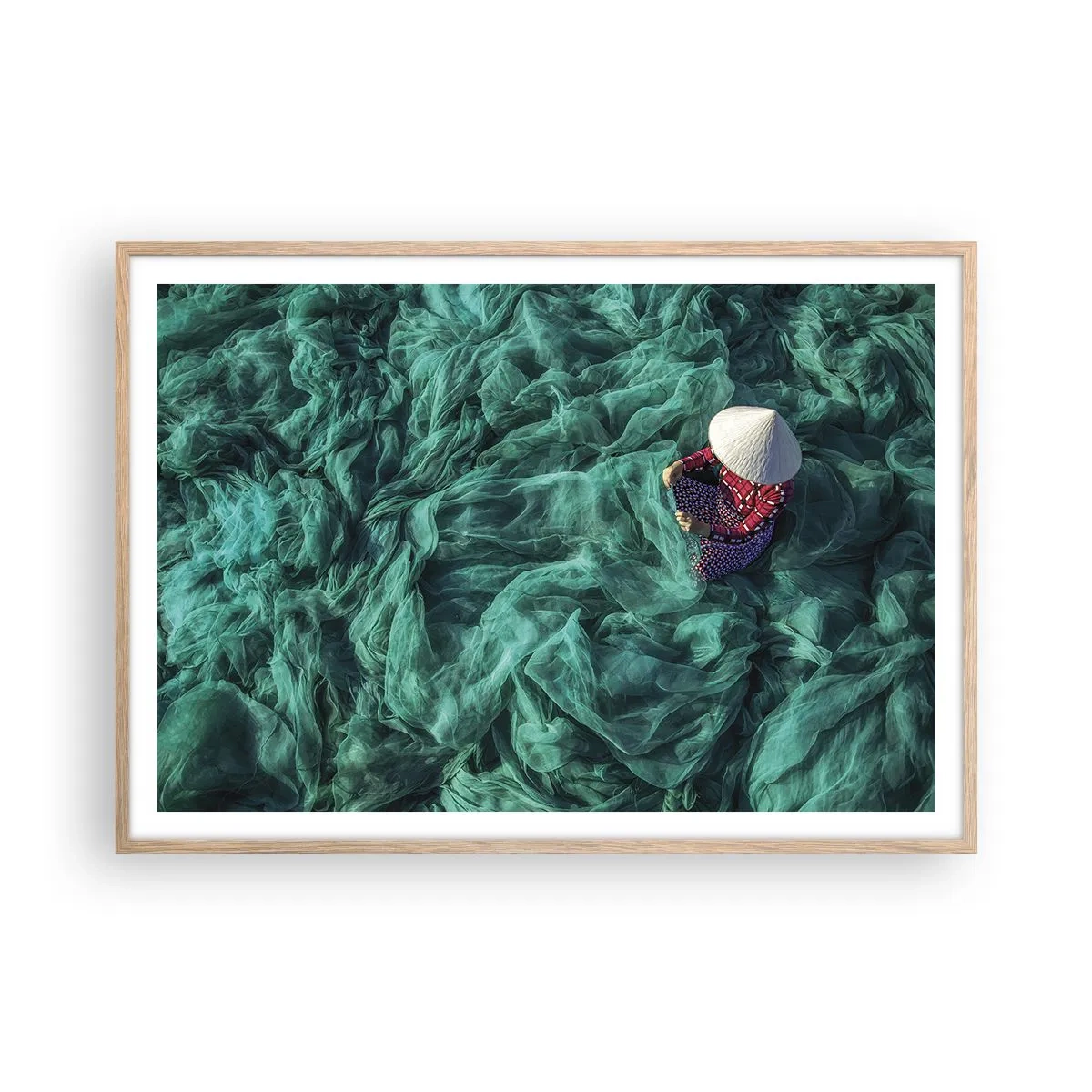 Een poster in een licht eiken lijst - In een zee van netten - 100x70 cm