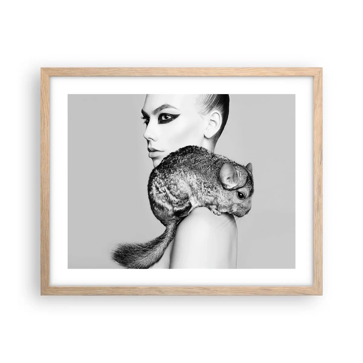 Een poster in een licht eiken lijst - Dame met een chinchilla - 50x40 cm