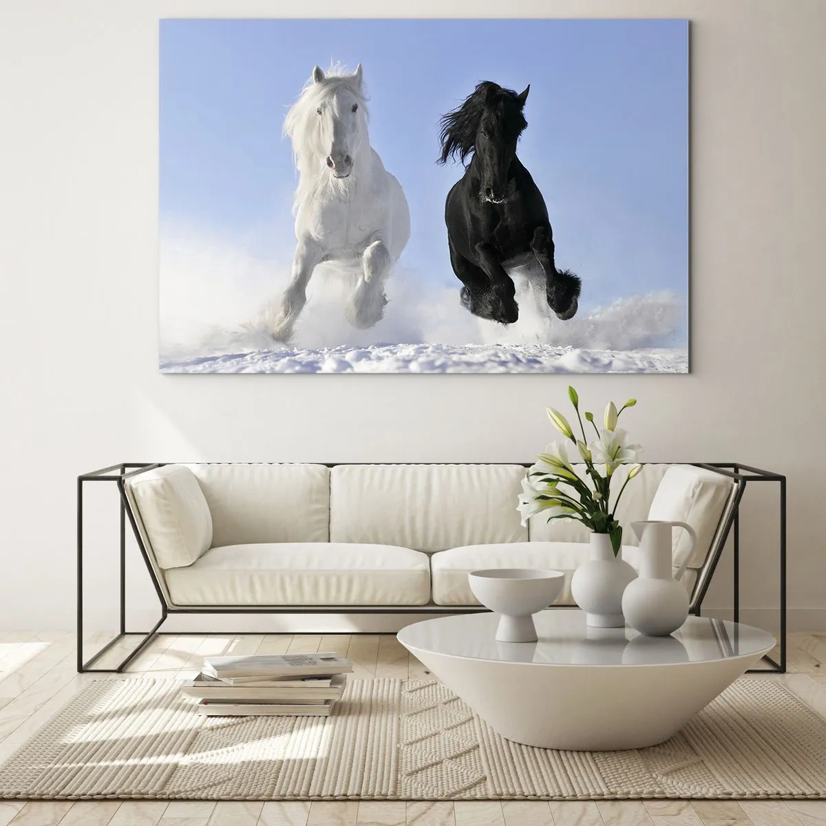 Schilderen op glas - Een zwart-wit paard rent door de sneeuw in een winterlandschap - 70x50cm - Zwart-wit galop - Moderne wanddecoratie voor woonkamer en slaapkamer ARTTOR
