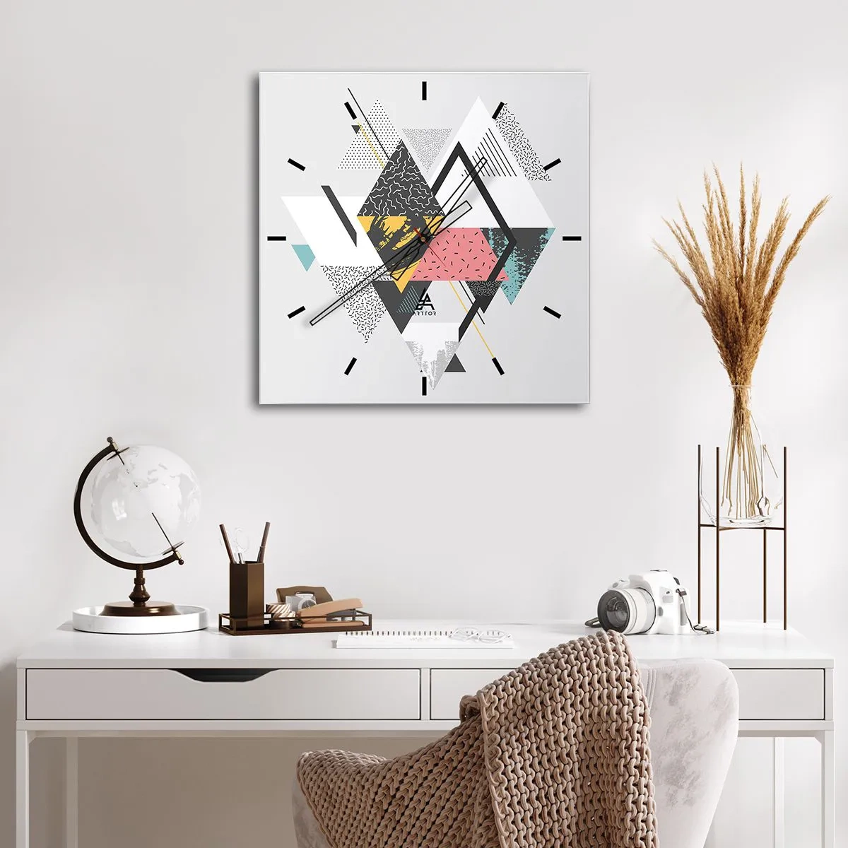 Wandklok - Klok - Variatie op driehoek en ruit - 30x30 cm