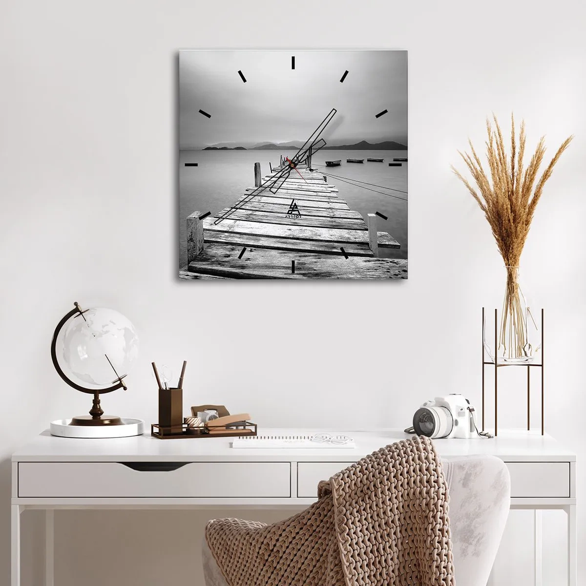 Wandklok - Klok - Achter bergen en zeeën - 40x40 cm