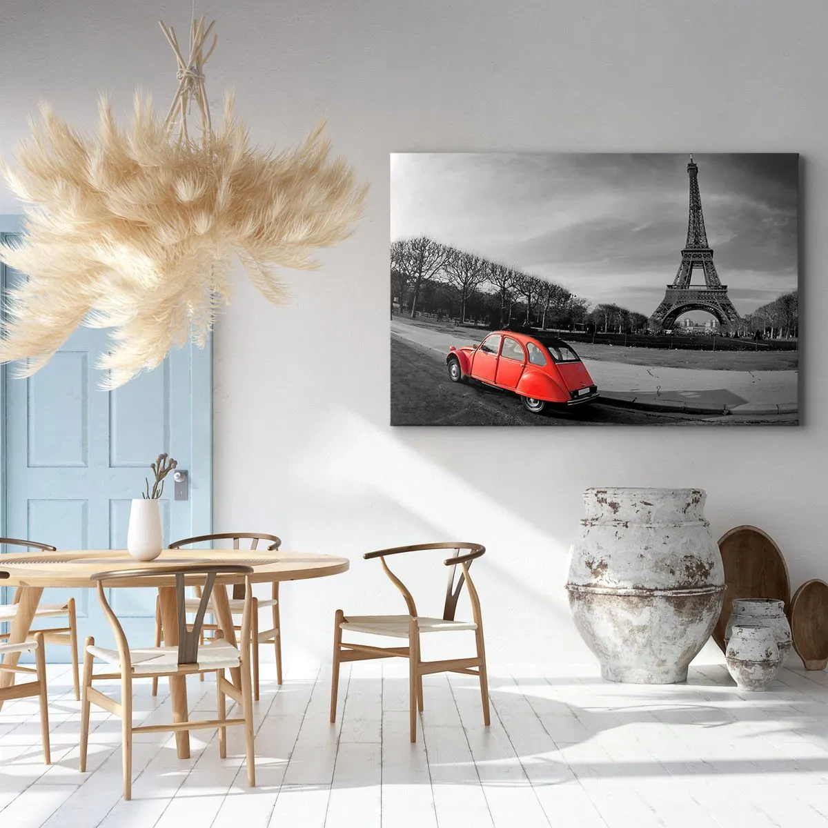 Schilderen op canvas - Een rode auto met de Eiffeltoren op de achtergrond in een zwart-wit landschap - 70x50cm - Meer Parijs dan Parijs zelf - Moderne wanddecoratie voor woonkamer en slaapkamer ARTTOR