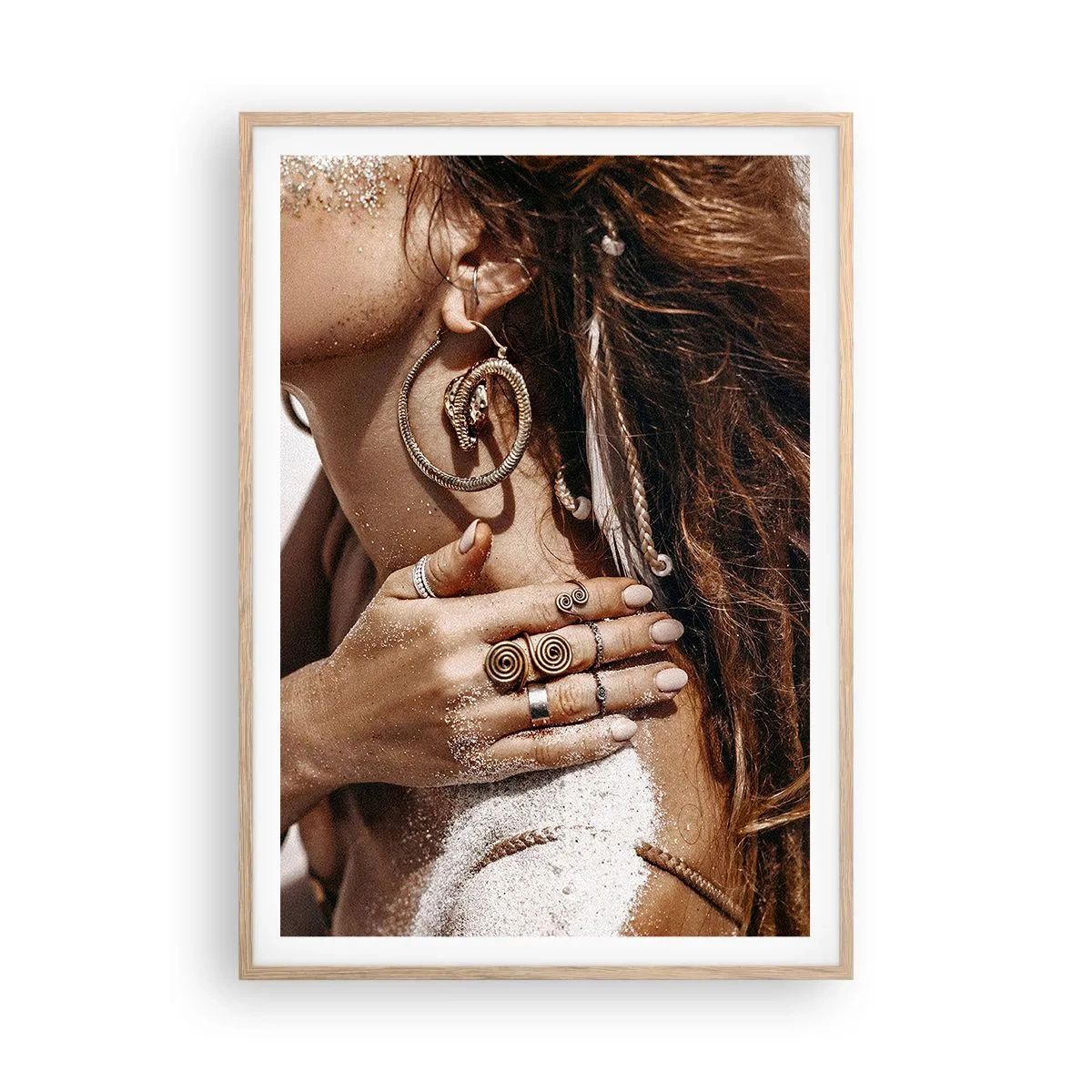 Een poster in een licht eiken lijst - Koningin van het wilde strand - 70x100 cm