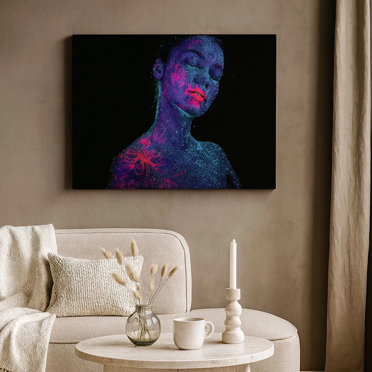 Schilderen op canvas - Portret van een vrouw in neonkleuren op een zwarte achtergrond - 70x50cm - in sterrenstof - Moderne wanddecoratie voor woonkamer en slaapkamer ARTTOR