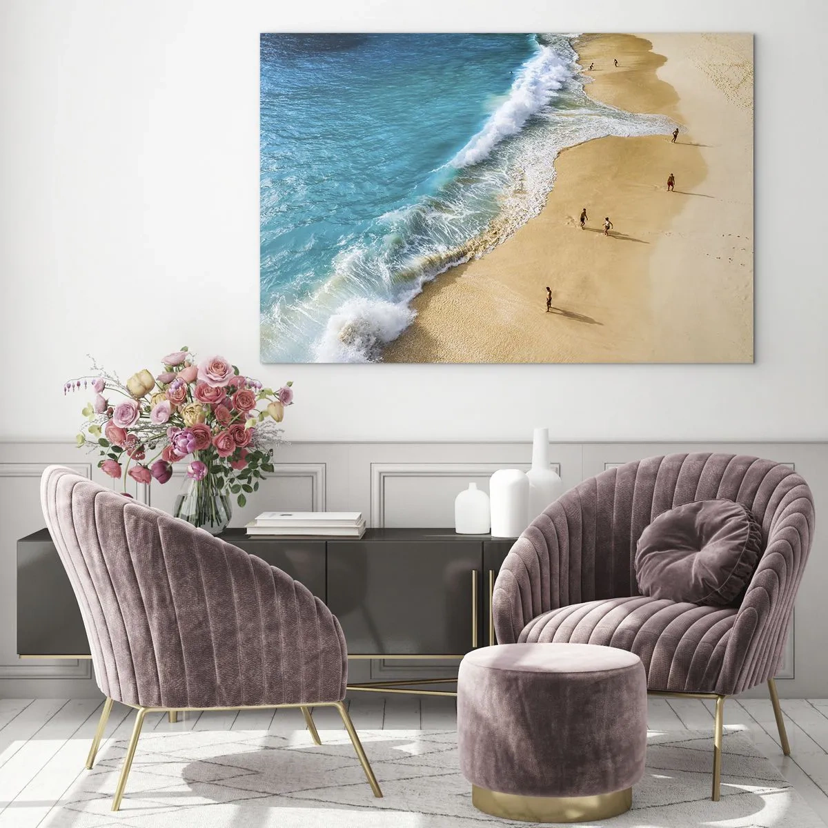 Schilderen op glas - Een goudkleurig strand met turquoise water en mensen die langs de kust lopen - 70x50cm - En dan de zon, het strand… - Moderne wanddecoratie voor woonkamer en slaapkamer ARTTOR