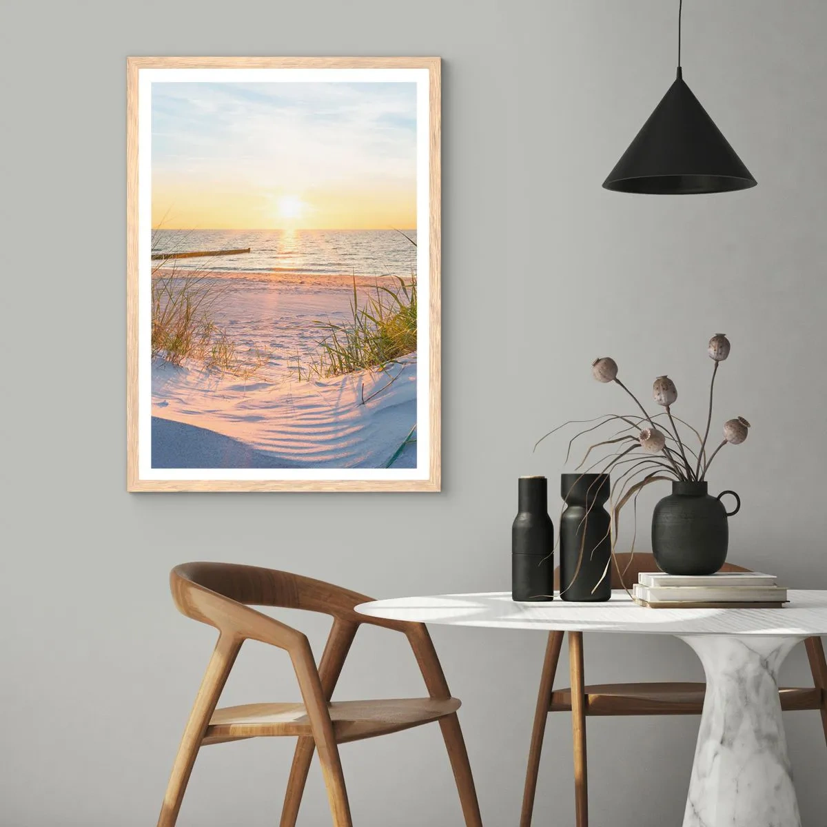 Een poster in een licht eiken lijst - Het geluid van de zee, het zingen van vogels, een wild strand tussen het gras... - 50x70 cm