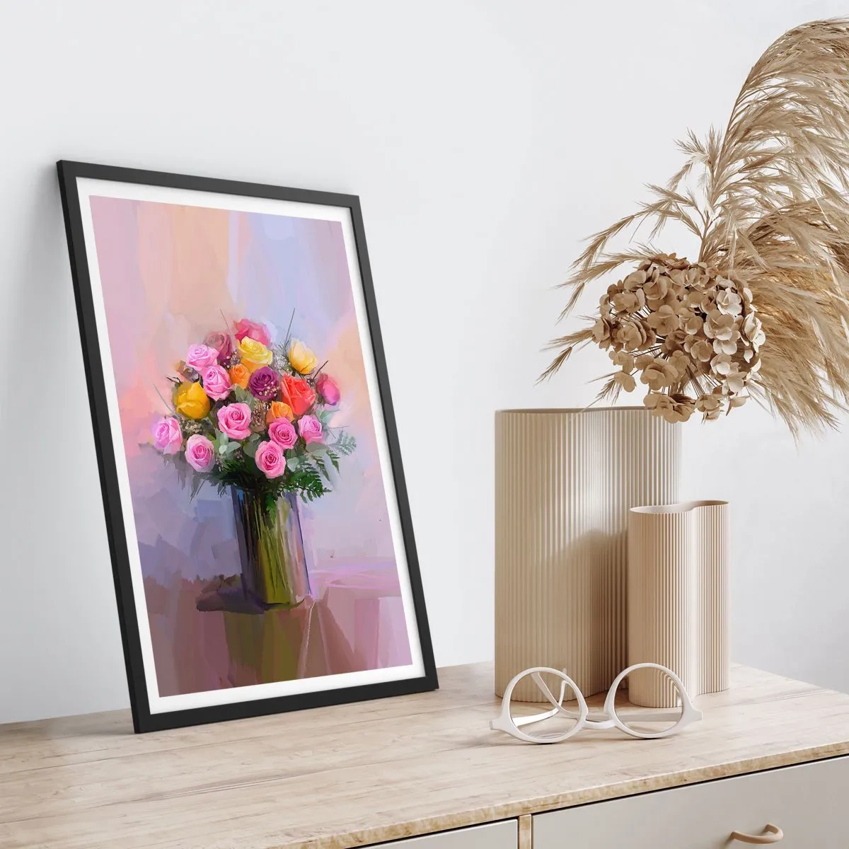 Poster in een zwarte lijst - Een boeket rozen en bloemen in een glazen vaas - 50x70cm - Ingehouden schoonheid - Moderne wanddecoratie voor woonkamer en slaapkamer ARTTOR