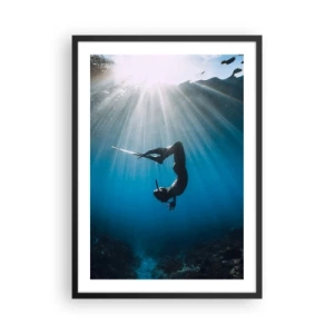 Poster in een zwarte lijst - Duiker in de lichtstralen onder water - 50x70cm - onderwaterdans - Moderne wanddecoratie voor woonkamer en slaapkamer ARTTOR