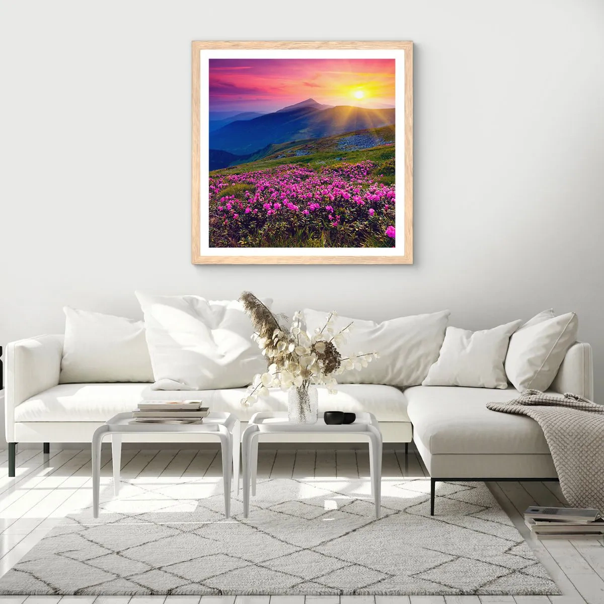 Een poster in een licht eiken lijst - … En eromheen ruikt het naar bergdennen en de geur van kruiden - 60x60 cm