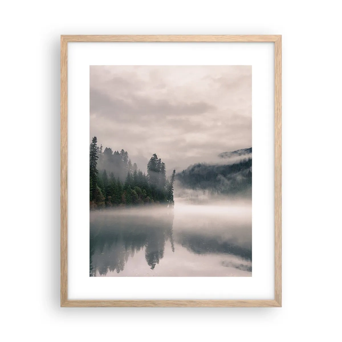 Een poster in een licht eiken lijst - In reflectie, in de mist - 40x50 cm