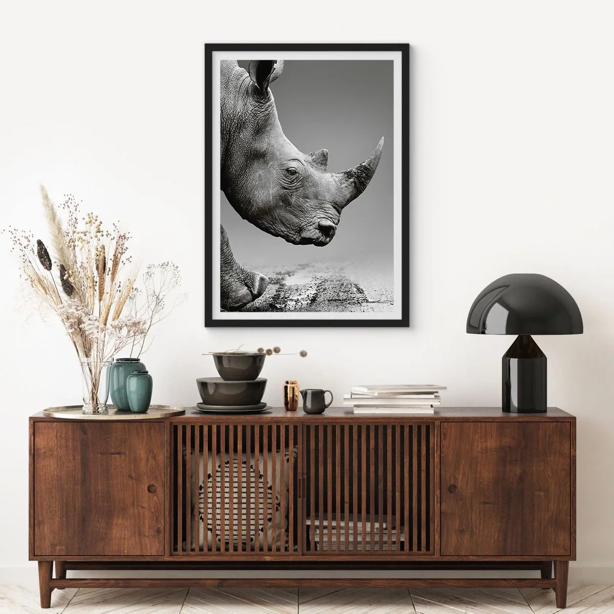 Poster in een zwarte lijst - Zwart-wit close-up van de kop van een neushoorn - 50x70cm - Onstuitbare kracht - Moderne wanddecoratie voor woonkamer en slaapkamer ARTTOR