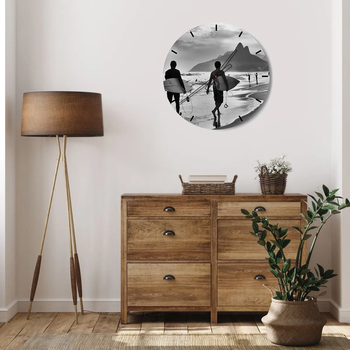 Wandklok - Klok - Twee surfers op het strand in een zwart-wit landschap - 30x30cm - Enkele golf samba - Moderne wanddecoratie voor woonkamer, keuken en slaapkamer ARTTOR