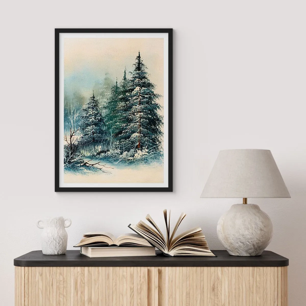 Poster in een zwarte lijst - Met sneeuw bedekte bomen in een winterbos tegen een kalme lucht - 50x70cm - Klaar voor kerst - Moderne wanddecoratie voor woonkamer en slaapkamer ARTTOR