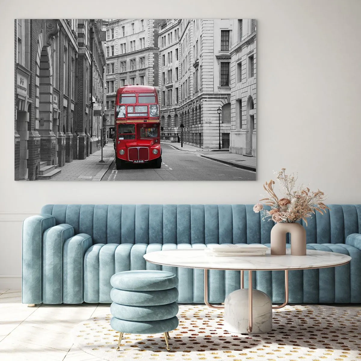 Schilderen op glas - Een rode bus tussen de monochrome stadsstraten - 70x50cm - Het dagelijkse leven hoeft niet grijs te zijn - Moderne wanddecoratie voor woonkamer en slaapkamer ARTTOR