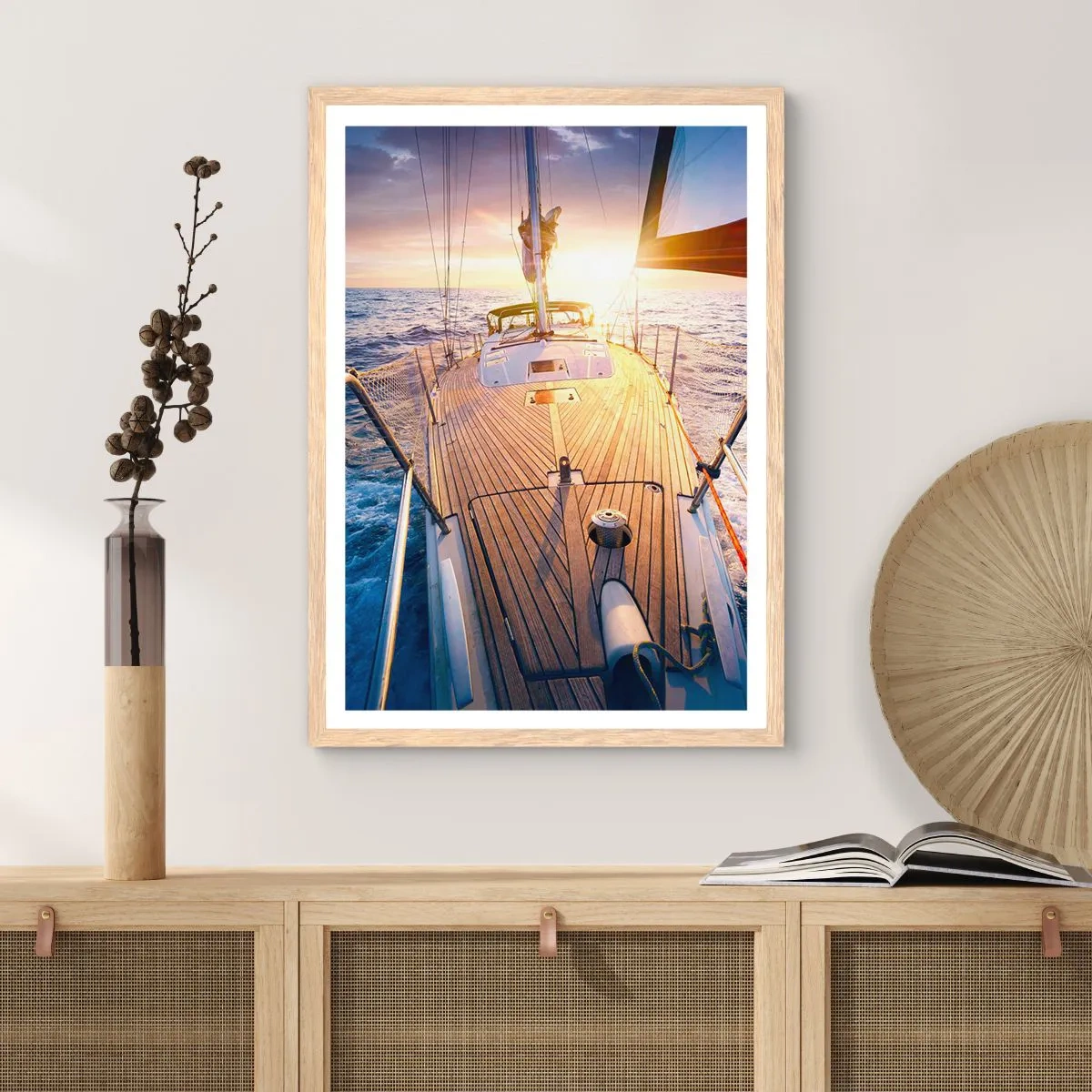 Een poster in een licht eiken lijst - Lopend op de golven - 70x100 cm