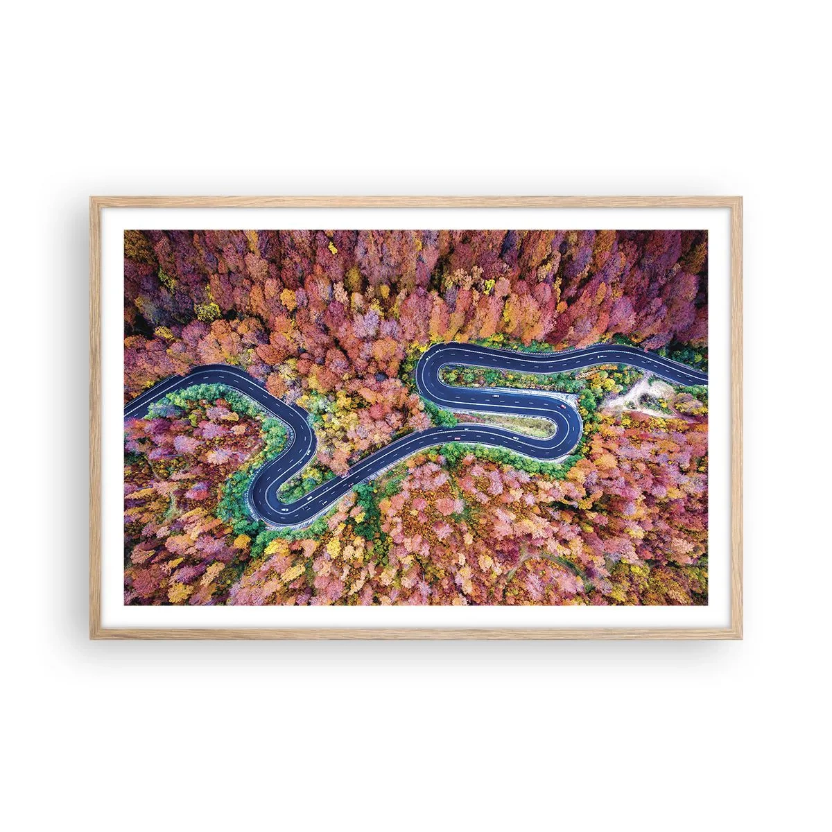 Een poster in een licht eiken lijst - Een kronkelende weg door het bos - 91x61 cm